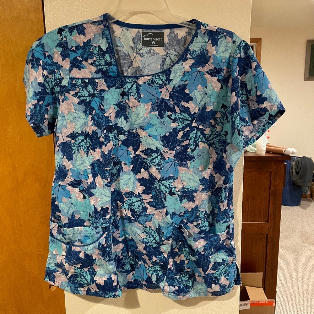 Blue leaves scrub top